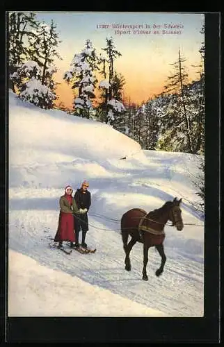 AK Schweiz, Paar auf Skiern lässt sich von einem Pferd ziehen