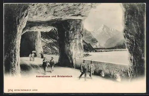 AK Axenstrasse, Spaziergänger mit Blick über den Vierwaldstättersee und zum Bristenstock
