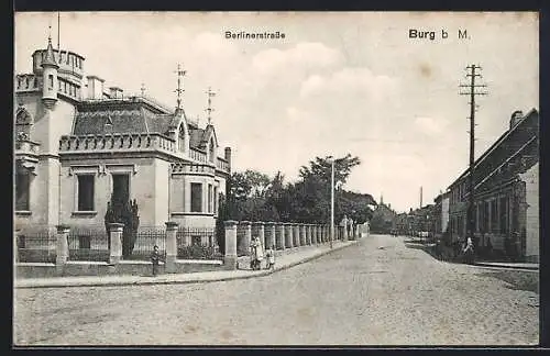 AK Burg b. M., Berlinerstrasse mit Anwohnern