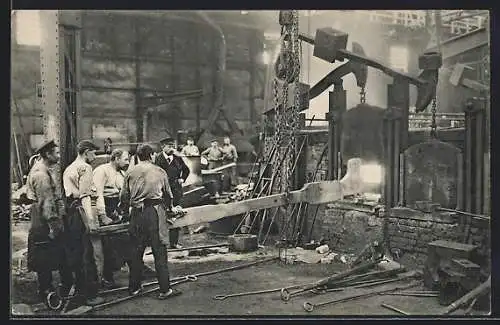 AK Bremen, Schiffsmaschinenschmiede d. Schiffswerft Weser, Fabrikarbeiter beim Schmieden eines Stevens