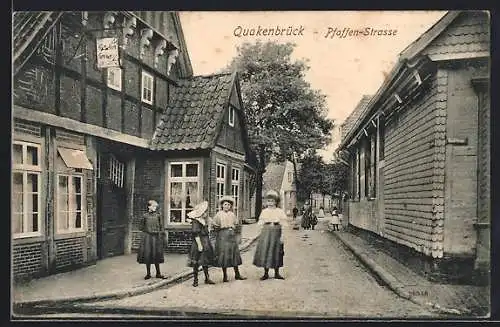 AK Quakenbrück, Pfaffen-Strasse mit Gesellenherberge und Damengruppe