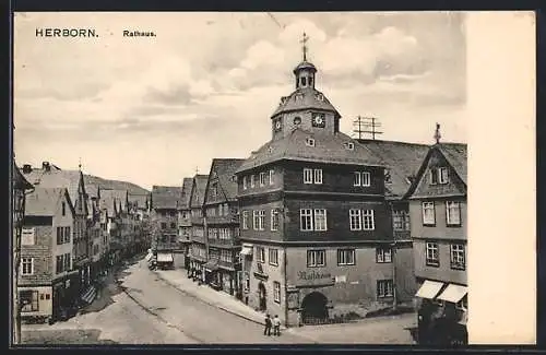 AK Herborn / Dill, Strassenpartie mit Rathaus aus der Vogelschau