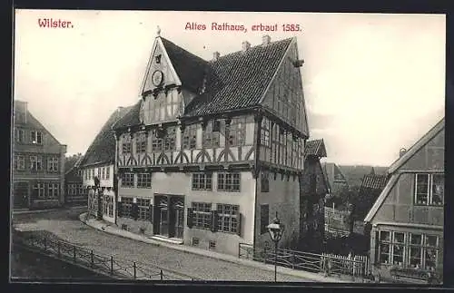 AK Wilster, Altes Rathaus mit Strassenpartie