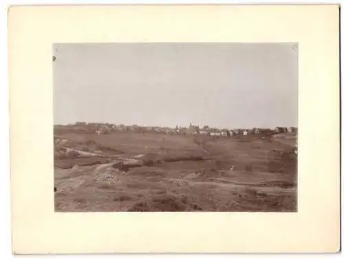 Fotografie unbekannter Fotograf, Ansicht Riesweiler / Hunsrück, Blick nach dem Ort mit Feldern