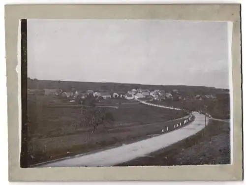 Fotografie unbekannter Fotograf, Ansicht Oberfischbach, Strasse mit Blick nach dem Ort