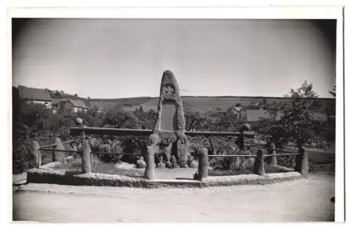 Fotografie Buss & Kupfer, Bad Kreuznach, Ansicht Nieder-Wiesen, Blick auf das Kriegerdenkmal mit Teilansicht der Ortes