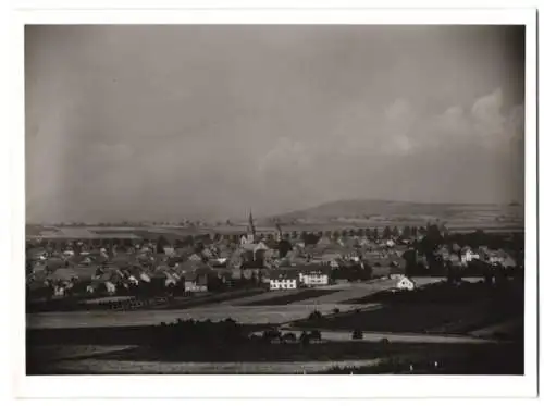 Fotografie unbekannter Fotograf, Ansicht Sprendlingen, Gesamtansicht der Stadt mit Kirche