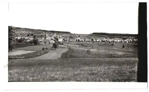 Fotografie unbekannter Fotograf, Ansicht Schöneberg b. Kreuznach, Blick nach dem Ort mit Kirche