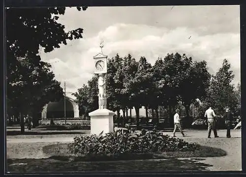 AK Ahlbeck / Seebad, Strandpromenade mit Uhr und Konzertmuschel