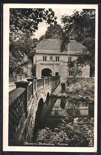 AK Mirow in Mecklenburg, Blick über die Brücke zum Rathaus