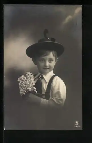 Foto-AK L.J. & F.F. Nr. 2811 /6: Kleiner Junge in Lederhosen mit Blume in der Hand