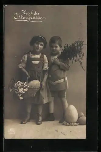 Foto-AK R & K / L Nr. 6106/4: Mädchen und Junge mit riesigen Ostereiern