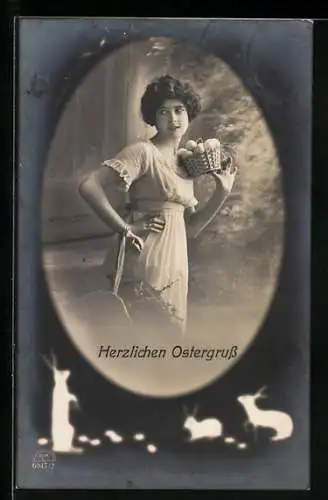 Foto-AK R & K / L Nr. 6047/2: Junge Frau trägt Osterkorb Weidenkätzchen