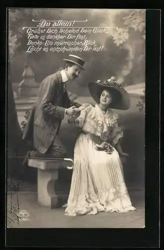 Foto-AK R & K / L Nr. 4340/1: Liebespaar auf Bank vor Gartenkulisse