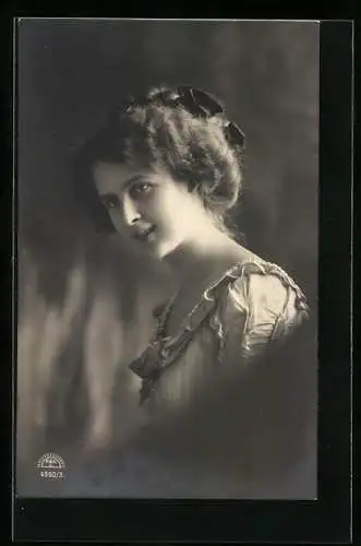 Foto-AK R & K / L Nr. 4550/3: Junge Dame mit Schleifen im Haar