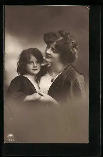 Foto-AK R & K / L Nr. 5492/5: Mutter mit ihrem Kind auf dem Arm
