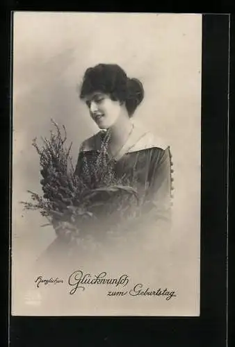 Foto-AK R & K / L Nr. 8858/2: Dame mit heidestrauss in den Händen gratuliert zum Geburtstag