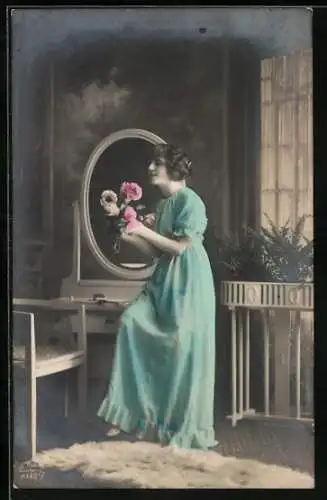 Foto-AK R & K / L Nr. 8448/2: Dame betrachtet Blumenstrauss vor dem Spiegel