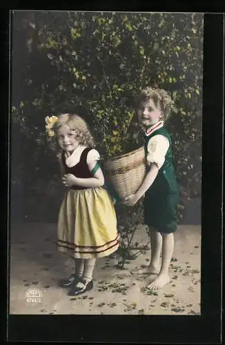 Foto-AK R & K / L Nr. 4744/2: Zwei Kinder beladen einen Korb mit Zweigen