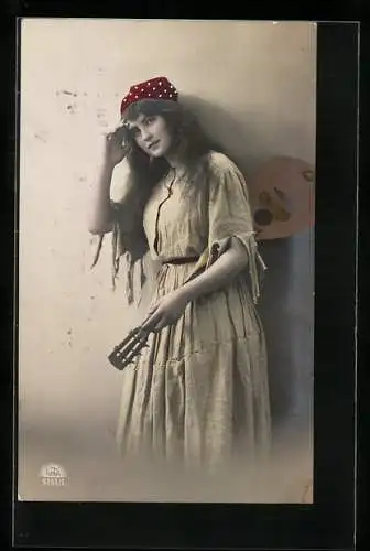 Foto-AK R & K / L Nr. 5151/1: Frau trägt eine Laute unter dem Arm