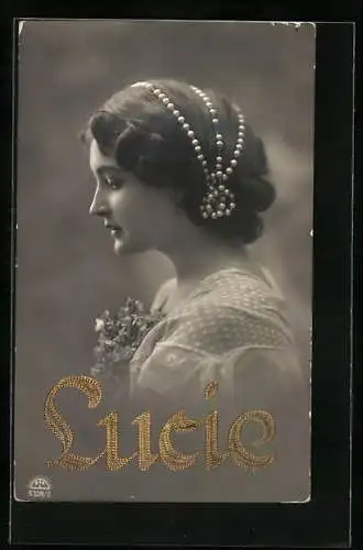 Foto-AK R & K / L Nr. 5328/2: Lucie im Profil mit Perlenketten im Haar