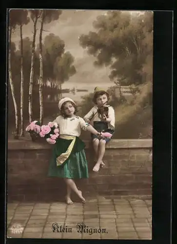 Foto-AK R & K / L Nr. 8245/4: Klein Mignon und ein Junge mit Geige