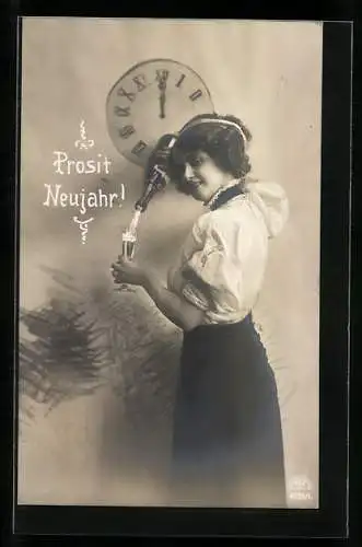 Foto-AK R & K / L Nr. 4026/1: Frau schenkt sich an Neujahr Sekt ein