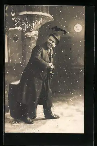 Foto-AK R & K / L Nr. 4325/3: Herr steht an Neujahr auf verschneiter Strasse