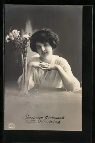 Foto-AK R & K / L Nr. 8212/5: Junge Frau mit Blumenvase gratuliert zum Geburtstag