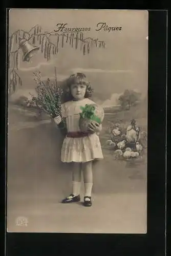 Foto-AK R & K / L Nr. 6071/6: Kleines Mädchen mit Osterei und Weidenkätzchen
