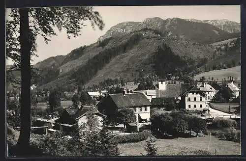 AK Kapellen a. Mürz, Ortsansicht mit Volks-Schule gegen Bergpanorama