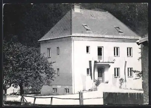 AK Wald am Schoberpass, Pfarrhaus mit Fahnen