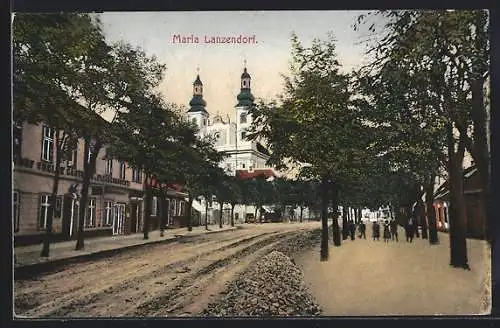 AK Maria Lanzendorf, Strassenpartie mit Gasthof & Fleischhauerei und Kirche