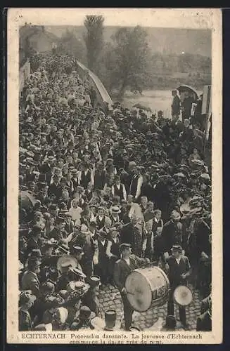 AK Echternach, Procession dansante, la jeunesse d`Echternach commence la danse pres du pont