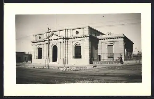 AK Mendoza, Strassenpartie mit öffentlichem Gebäude