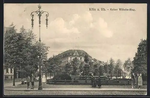 AK Köln-Neustadt, Passanten am Kaiser Wilhelm-Ring mit Denkmal