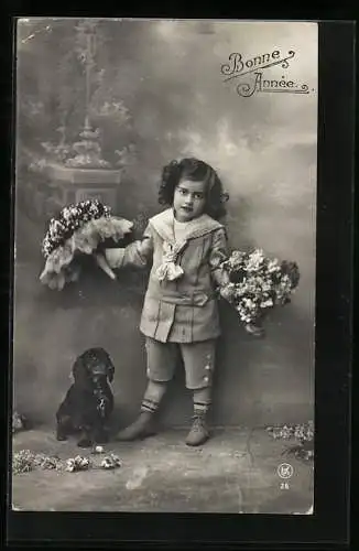 AK Kind mit Blumensträussen und Dackel vor Fotokulisse