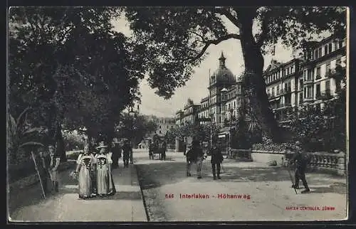 AK Interlaken, Passanten in der Höhenweg-Strasse