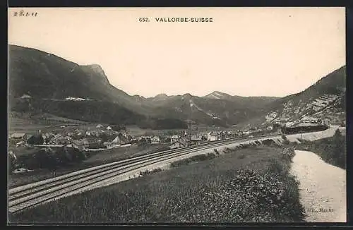 AK Vallorbe-Suisse, Ortsansicht mit Bergpanorama und Bahnstrecke