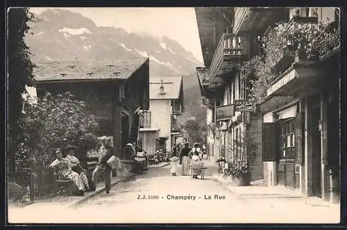 AK Champery, La Rue, Strassenpartie mit Geschäften