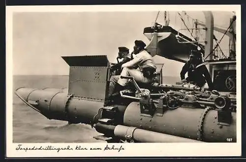 AK Kriegsmarine, Torpedodrillingsrohr klar zum Schuss, Matrosen mit Gasmasken