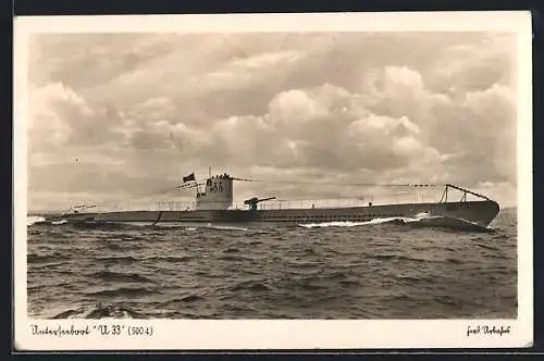 AK U-Boot U33 pflügt durch die See