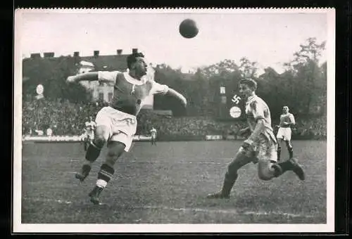 AK Szene aus einem Fussball-Spiel, Szene im Mittelfeld