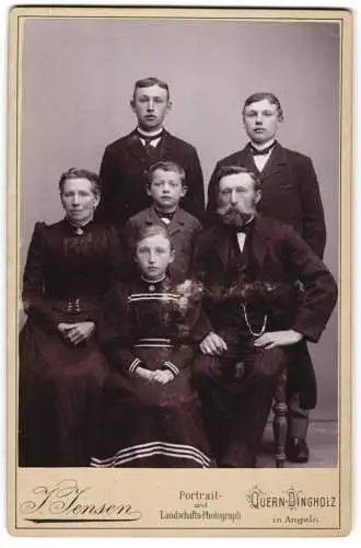 Fotografie J. Jensen, Quern-Dingholz, Gutbürgerliches Paar mit ihren vier Kindern in eleganter schwarzer Kleidung