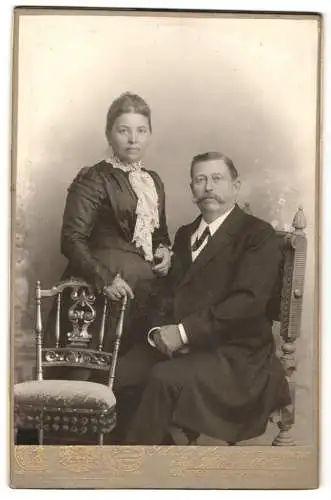 Fotografie Gebr. Noelle, Göttingen, Kurzestr. 5A, Junge Frau im schwarzen Kleid mit weisser Spitze und ihr Mann im Anzug