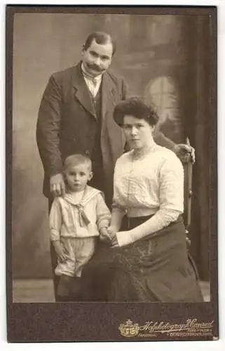 Fotografie Rudolph Conrad, Berlin, Königstr. 34 /36, Junges Paar in feiner Kleidung mit kleinem Burschen in Matrosenhemd