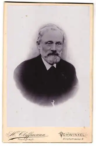 Fotografie H. Cleffmann, Vohwinkel, Kirchstr. 9, Älterer eleganter Herr im schwarzen Anzug mit Krawatte und Vollbart