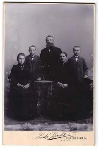 Fotografie Andr. Specht, Flensburg, Gutbürgerliche Familie mit drei Kindern in schwarzen Kleidern und Anzügen