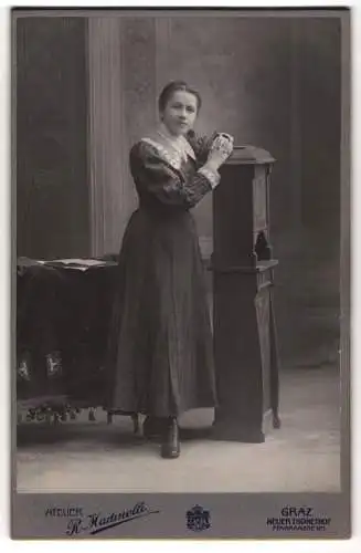 Fotografie R. Martinelli, Graz, Pfarrgasse 1, Junge schöne Frau im dunklen Kleid mit weisser Spitze und gefalteten Händen