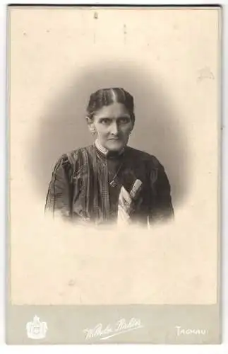 Fotografie Wilhelm Richter, Tachau, Bahnhofstr. 33, Dame im schwarzen Kleid mit Halskette und grimmigem Blick